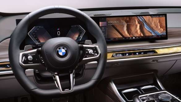 BMW 7 серии Protection (G73), кокпит — изогнутый дисплей BMW Curved Display