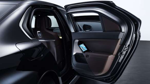 BMW 7 серии Protection (G73) с открытой дверью