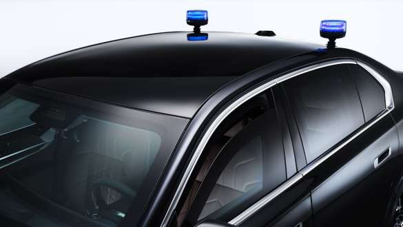 BMW 7 серии Protection (G73) с проблесковыми маячками на крыше
