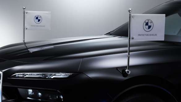 BMW 7 серии Protection (G73) с держателями для флагов