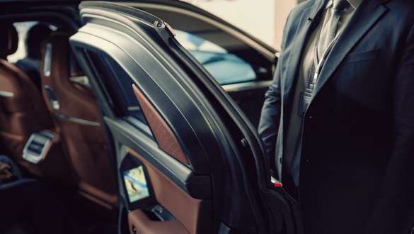 BMW 7 серии Protection (G73) с открытой водителем дверью