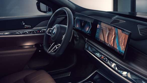 BMW 7 серии Protection (G73), передняя панель и рулевое колесо