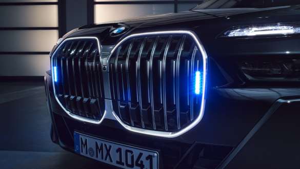 BMW 7 серии Protection (G73), крупный план решетки радиатора с подсветкой