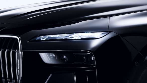 BMW 7 серии Protection (G73), крупный план фар BMW Crystal Iconic Glow