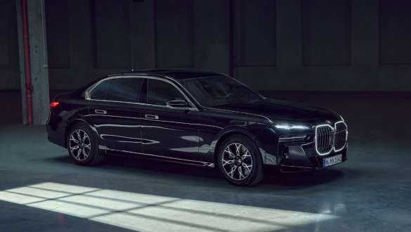 BMW 7 серии Protection (G73), вид сбоку