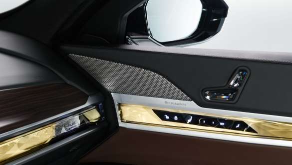 BMW 7 серии Protection (G73), динамик аудиосистемы Bowers & Wilkins Diamond Surround с логотипом