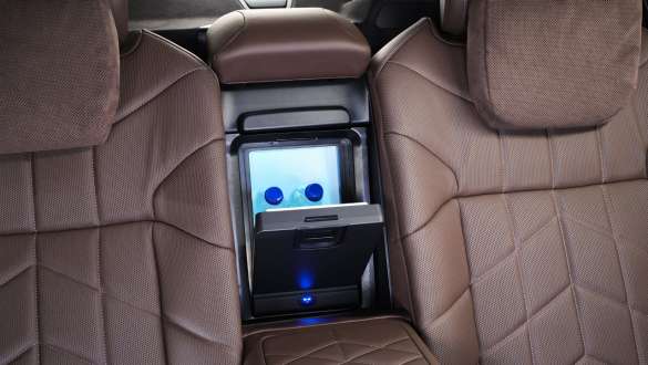BMW 7 серии Protection (G73), холодильник между задними сиденьями