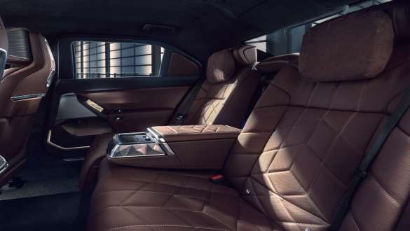 BMW 7 серии Protection (G73), интерьер — сиденья BMW Executive Lounge.
