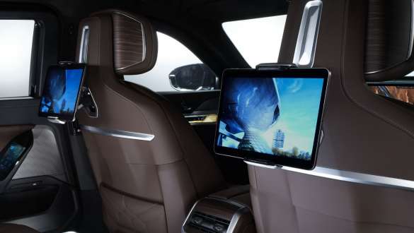 BMW 7 серии Protection (G73), система Travel & Comfort — держатель для планшета