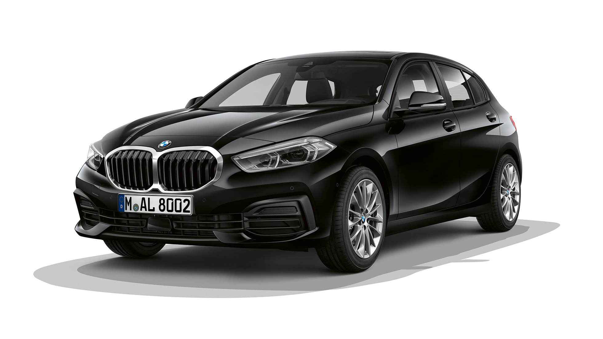 BMW 1 серии модель Advantage, вид спереди с поворотом в три четверти. BMW 1 серии модель Advantage в черном, студийный снимок спереди с поворотом в три четверти.