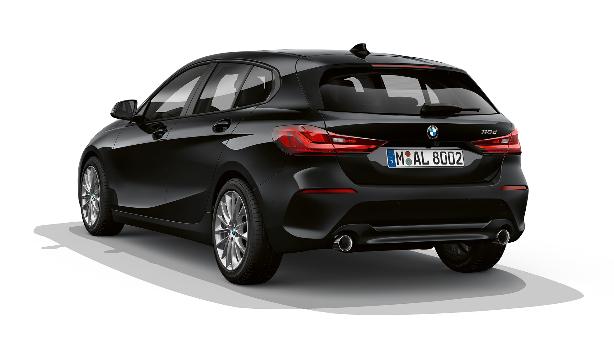 BMW 1 серии модель Advantage, вид сзади с поворотом в три четверти. BMW 1 серии модель Advantage в черном, студийный снимок сзади с поворотом в три четверти.
