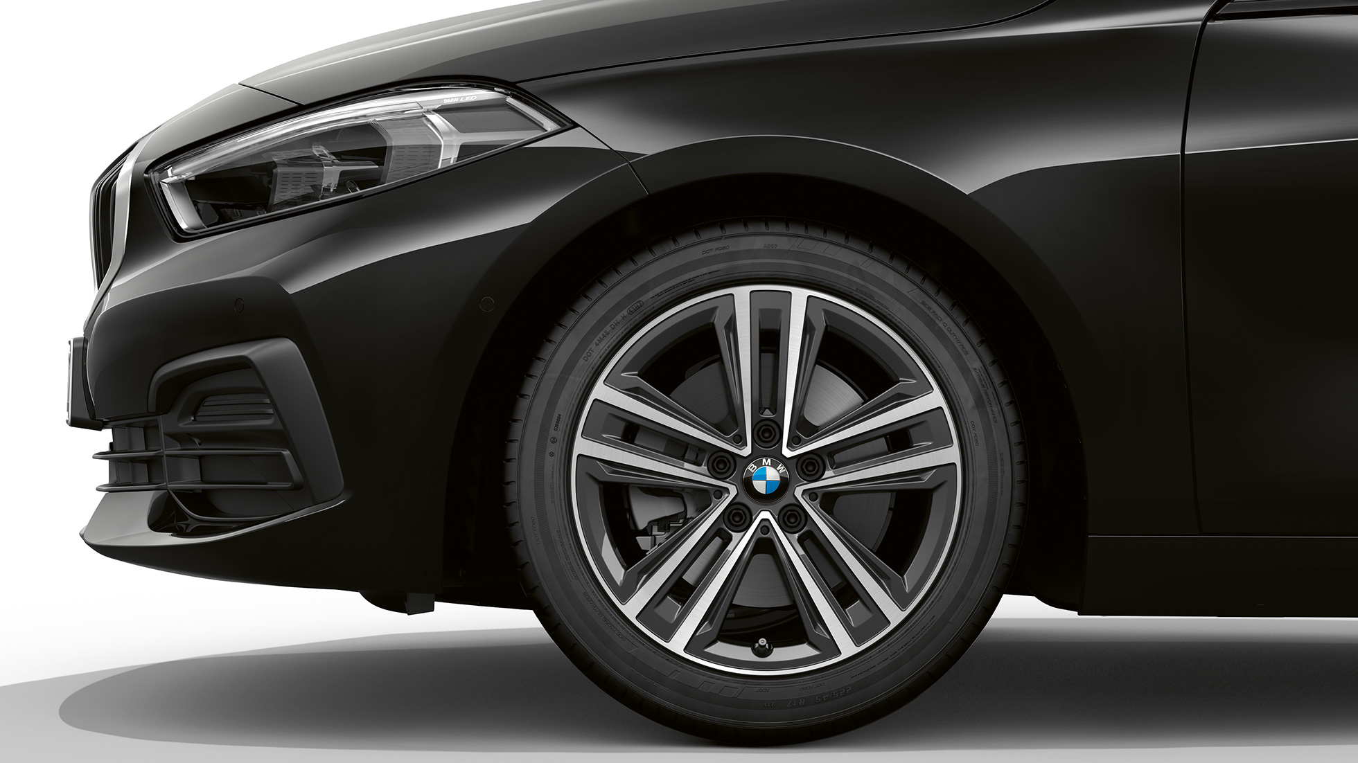 16-дюймовые легкосплавные диски со звездообразными спицами 517. BMW 1 серии модель Advantage в черном цвете, вид сбоку спереди с 16-дюймовыми легкосплавными дисками со звездообразными спицами 517.