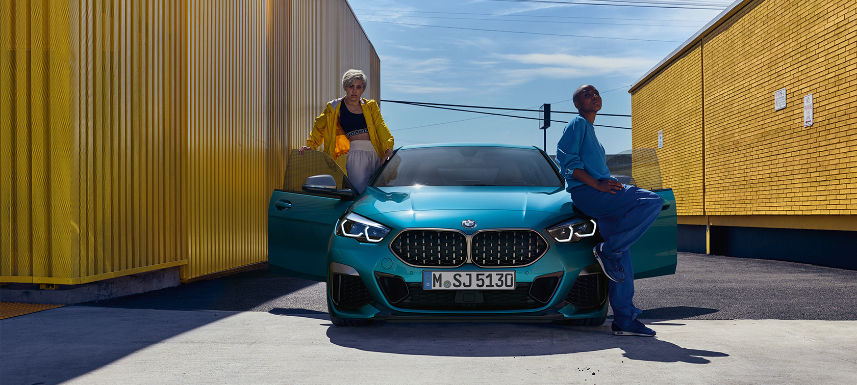 BMW 2 серии Gran Coupé вид спереди с открытыми передними дверями BMW 2 серии Gran Coupé Snapper Rocks Blue металлик F44 вид спереди с открытыми передними дверями