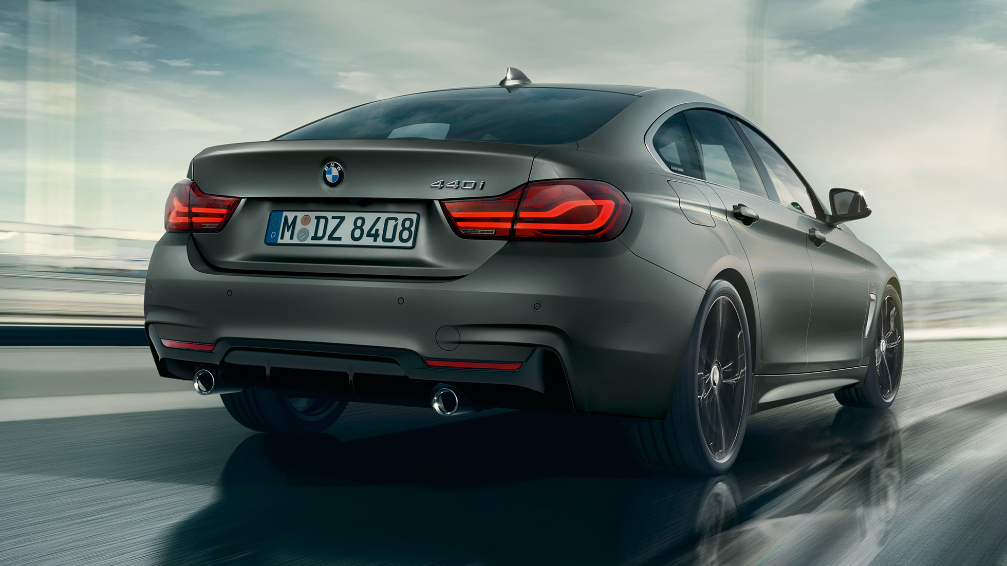 BMW 4 серии Gran Coupé, вид сзади с поворотом в три четверти в движении BMW 4 серии Gran Coupé, вид сзади с поворотом в три четверти в движении