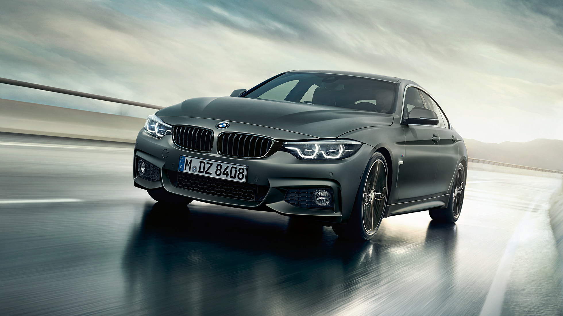 BMW 4 серии Gran Coupé, вид спереди в движении BMW 4 серии Gran Coupé, вид спереди в движении