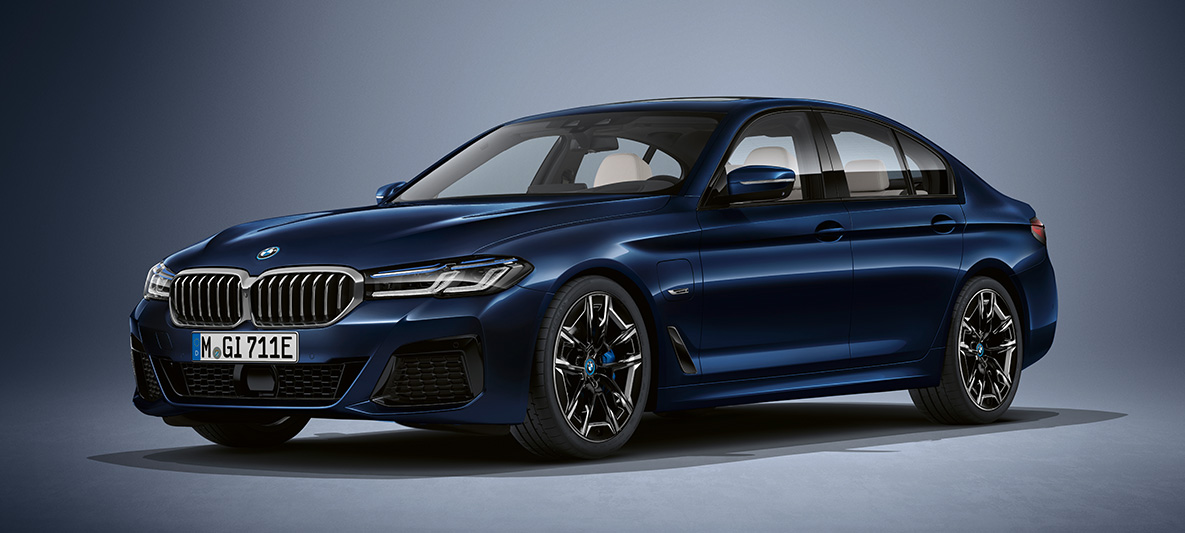 Индивидуальный цвет BMW 5 серии G30 BMW 5 серии G30 Individual (рестайлинг 2020 года) в неподвижном состоянии, вид спереди с поворотом в три четверти