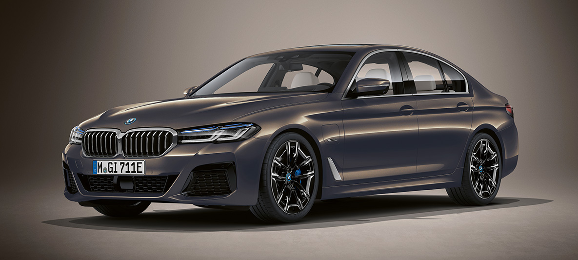 Индивидуальный цвет BMW 5 серии G30 BMW 5 серии G30 Individual (рестайлинг 2020 года) в неподвижном состоянии, вид спереди с поворотом в три четверти