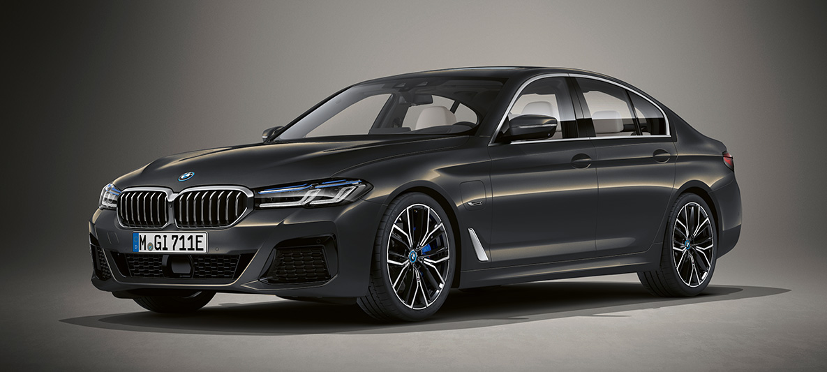 Индивидуальный цвет BMW 5 серии G30 BMW 5 серии G30 Individual (рестайлинг 2020 года) в неподвижном состоянии, вид спереди с поворотом в три четверти