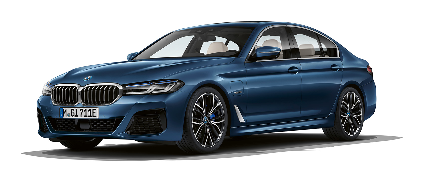 BMW 5 серии G30 в неподвижном состоянии BMW 5 серии G30 (рестайлинг 2020 года), цвет «Синий Фитоник», вид сзади в неподвижном состоянии