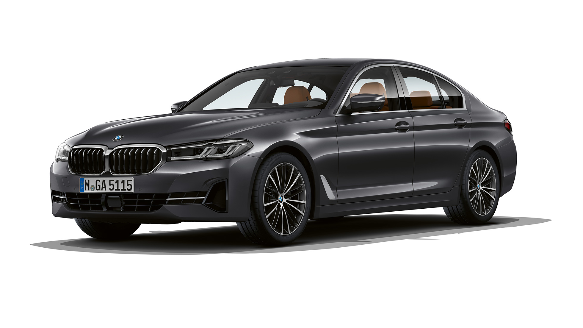 BMW 5 серии G30 в базовой комплектации BMW 5 серии 540i G30 2020 года в базовой комплектации, цвет «Серый Софисто», вид спереди с поворотом в три четверти
