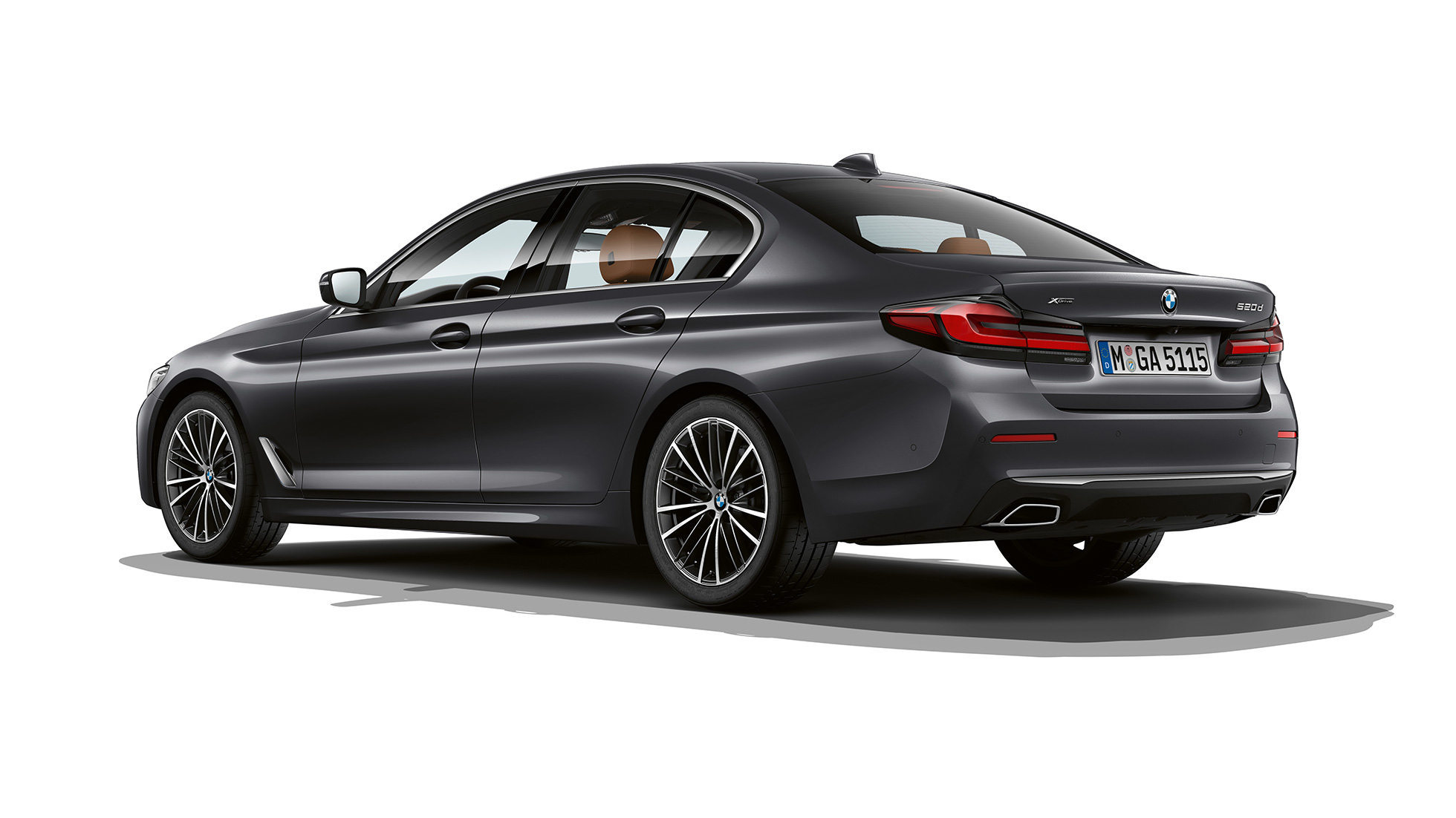 BMW 5 серии G30 в базовой комплектации, вид сзади BMW 5 серии 540i G30 2020 года в базовой комплектации, цвет «Серый Софисто», вид сзади с поворотом в три четверти