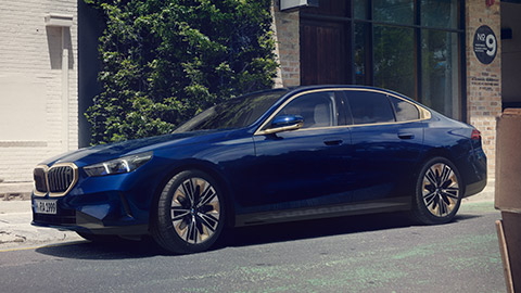 BMW 5 Серии Sedan (G30) вид сбоку с поворотом в три четверти