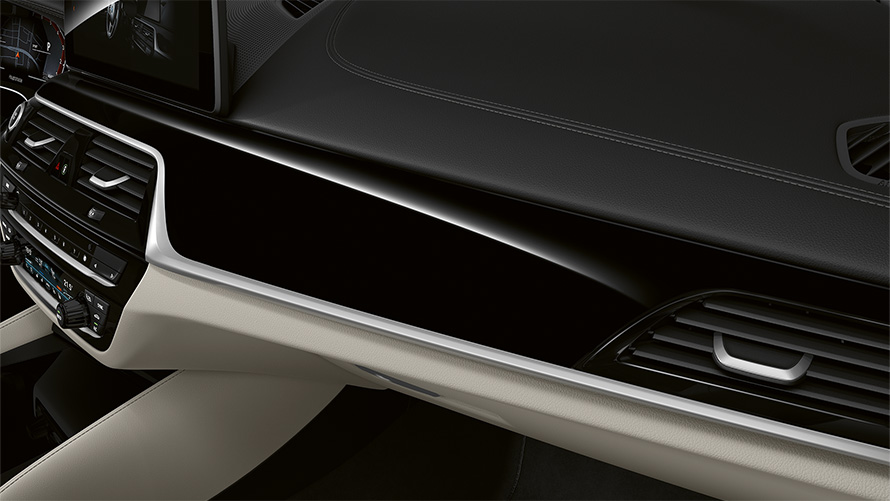 Декоративные планки BMW Individual с покрытием цвета черный рояльный лак, BMW 6-й серии Gran Turismo G32 2020 года, кокпит в интерьере