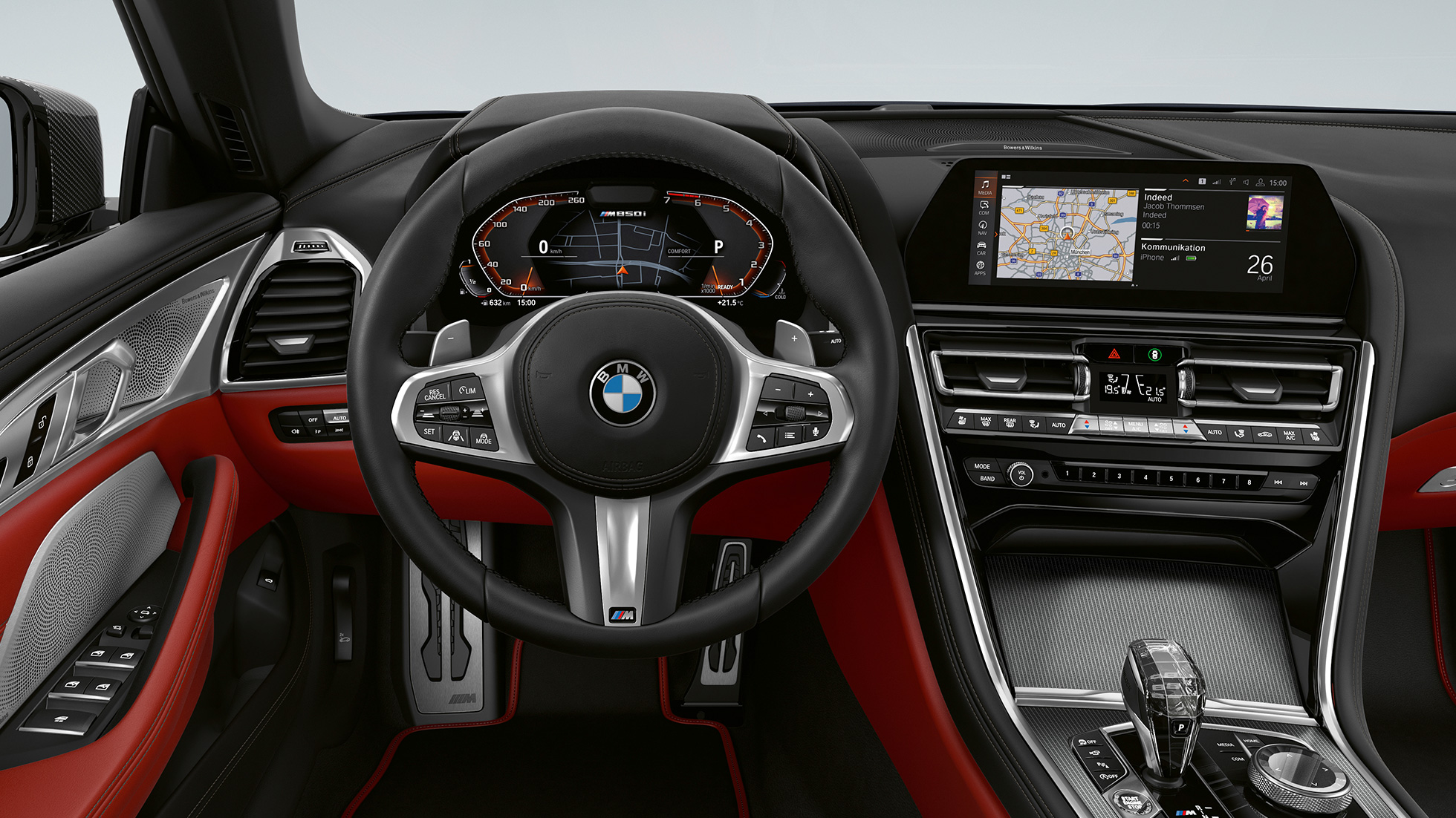 BMW M850i xDrive, металлик Черный Карбон, место водителя с обтянутым кожей рулевым колесом M. BMW M850i xDrive, металлик Черный Карбон, место водителя с обтянутым кожей рулевым колесом M.