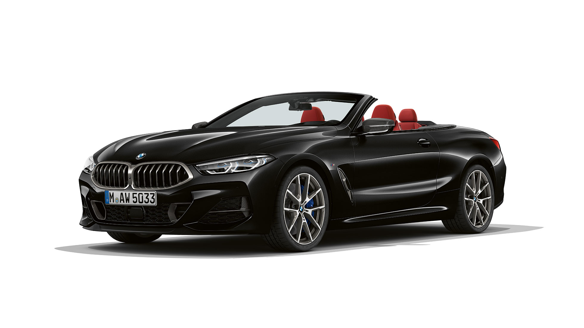 BMW M850i xDrive, металлик Черный Карбон, вид спереди с поворотом в три четверти. BMW M850i xDrive, металлик Черный Карбон, вид спереди с поворотом в три четверти.