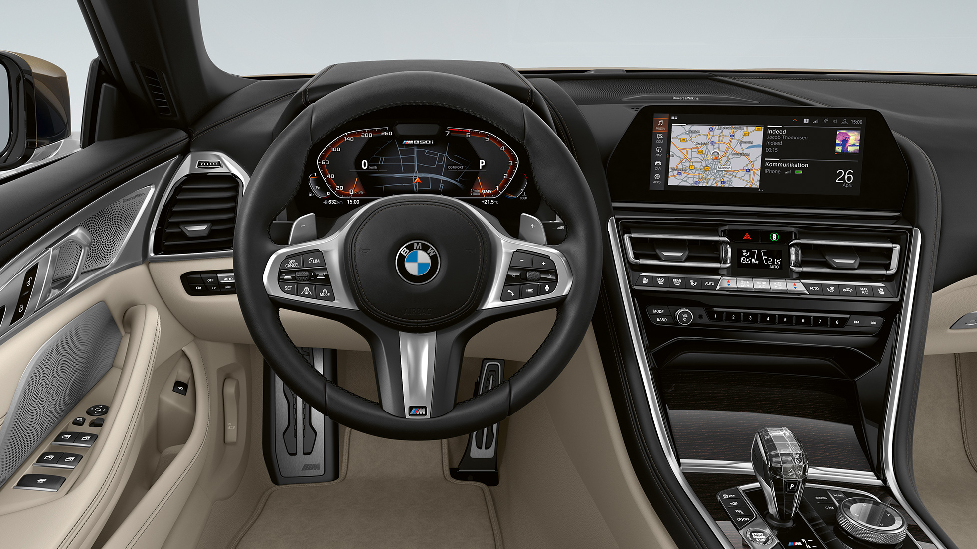 BMW M850i xDrive, Dravit Grey металлик, накладка на пороги. BMW M850i xDrive, Dravit Grey металлик, место водителя с обтянутым кожей рулевым колесом M.