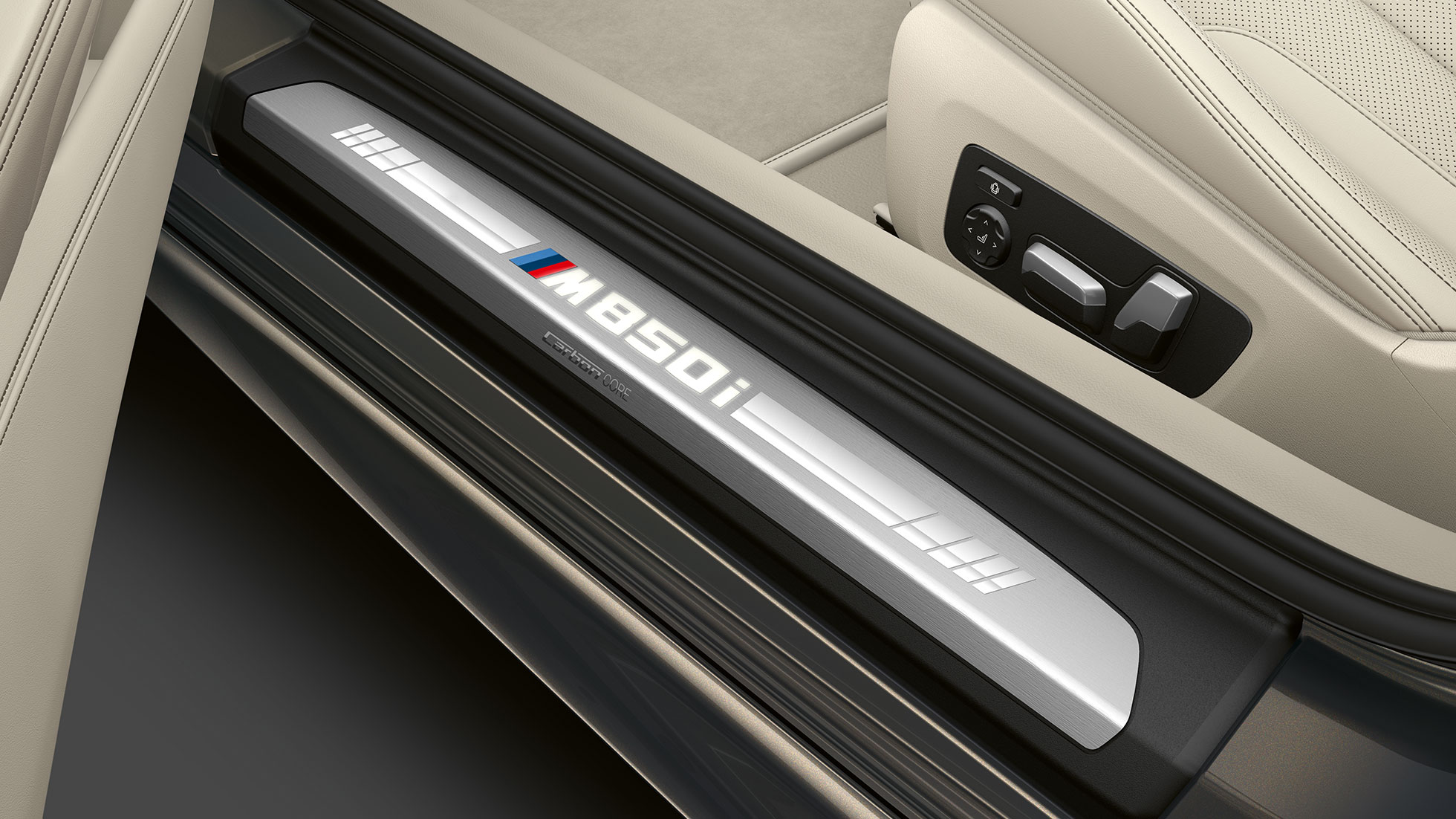 BMW M850i xDrive, Dravit Grey металлик, накладка на пороги. BMW M850i xDrive, Dravit Grey металлик, место водителя с обтянутым кожей рулевым колесом M.