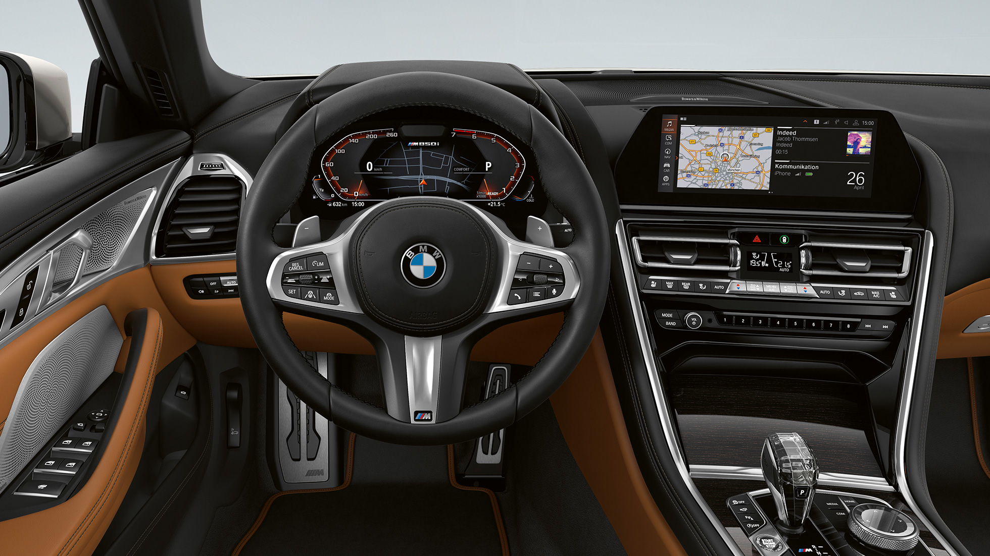 BMW M850i xDrive, металлик Белый Минерал, место водителя с обтянутым кожей рулевым колесом M. BMW M850i xDrive, металлик Белый Минерал, место водителя с обтянутым кожей рулевым колесом M.