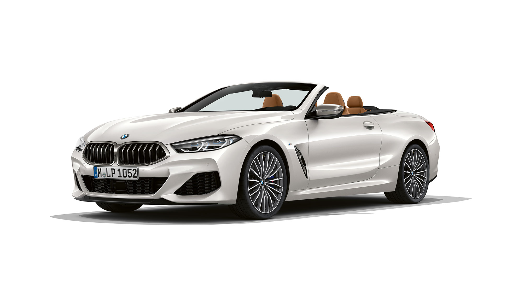 BMW M850i xDrive, металлик Белый Минерал, вид спереди с поворотом в три четверти. BMW M850i xDrive, металлик Белый Минерал, вид спереди с поворотом в три четверти.