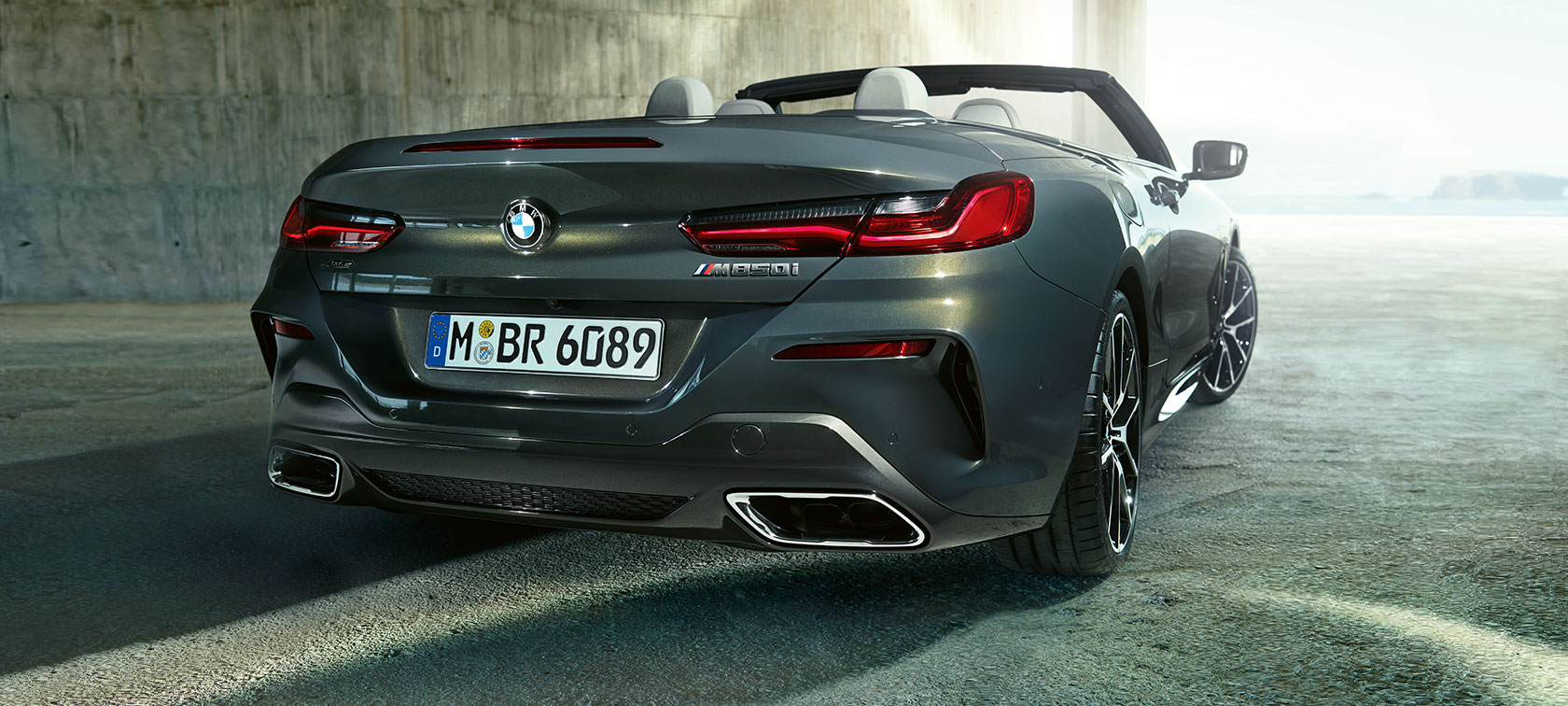 BMW M850i xDrive, Dravit Grey металлик, вид сзади с поворотом в три четверти. BMW M850i xDrive, Dravit Grey металлик, вид сзади с поворотом в три четверти.