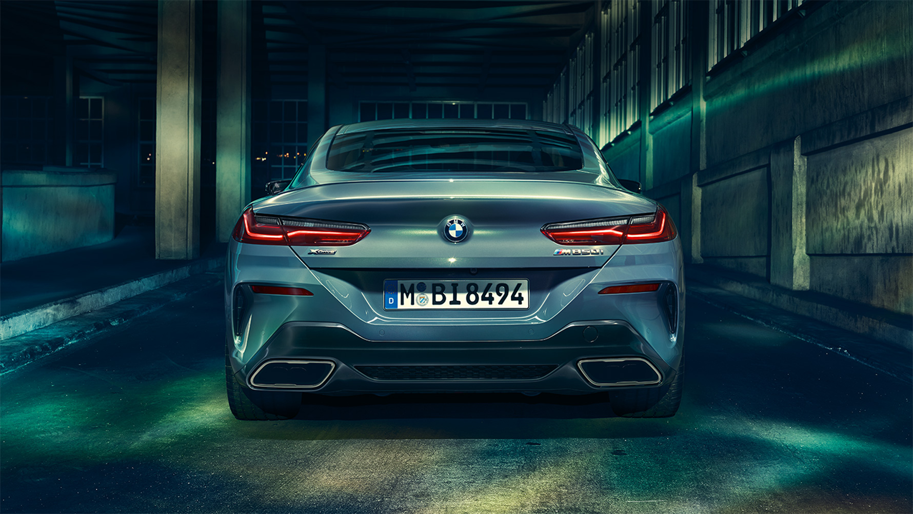 BMW 8 серии Coupe, вид сзади BMW 8 серии Coupe в ночном городе. вид сзади