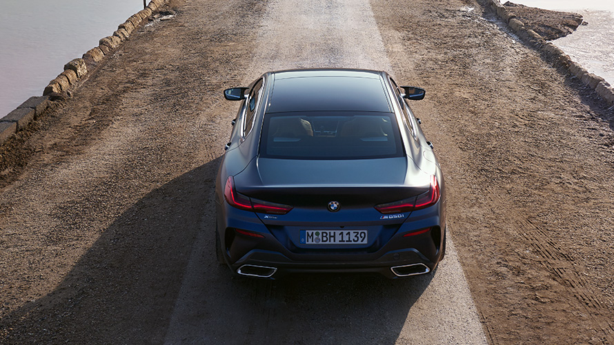 BMW M850i xDrive 8 серии Gran Coupé G16 LCI Facelift (рестайлинг 2022 года) эксклюзивного цвета BMW Individual Морозный Синий Танзанит металлик, вид сзади с высоты птичьего полета BMW M850i xDrive 8 серии Gran Coupé G16 LCI Facelift (рестайлинг 2022 года) эксклюзивного цвета BMW Individual Морозный Синий Танзанит металлик, вид сзади с высоты птичьего полета