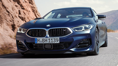 BMW 8 Серии Gran Coupé (G16) вид сзади с поворотом в три четверти, в движении BMW 8 Серии Gran Coupé (G16) вид сзади с поворотом в три четверти, в движении