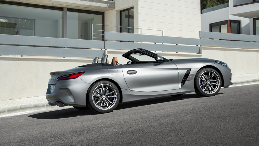 BMW Z4 M40i Roadster G29 вид сбоку перед зданием BMW Z4 M40i Roadster G29 вид сбоку перед зданием