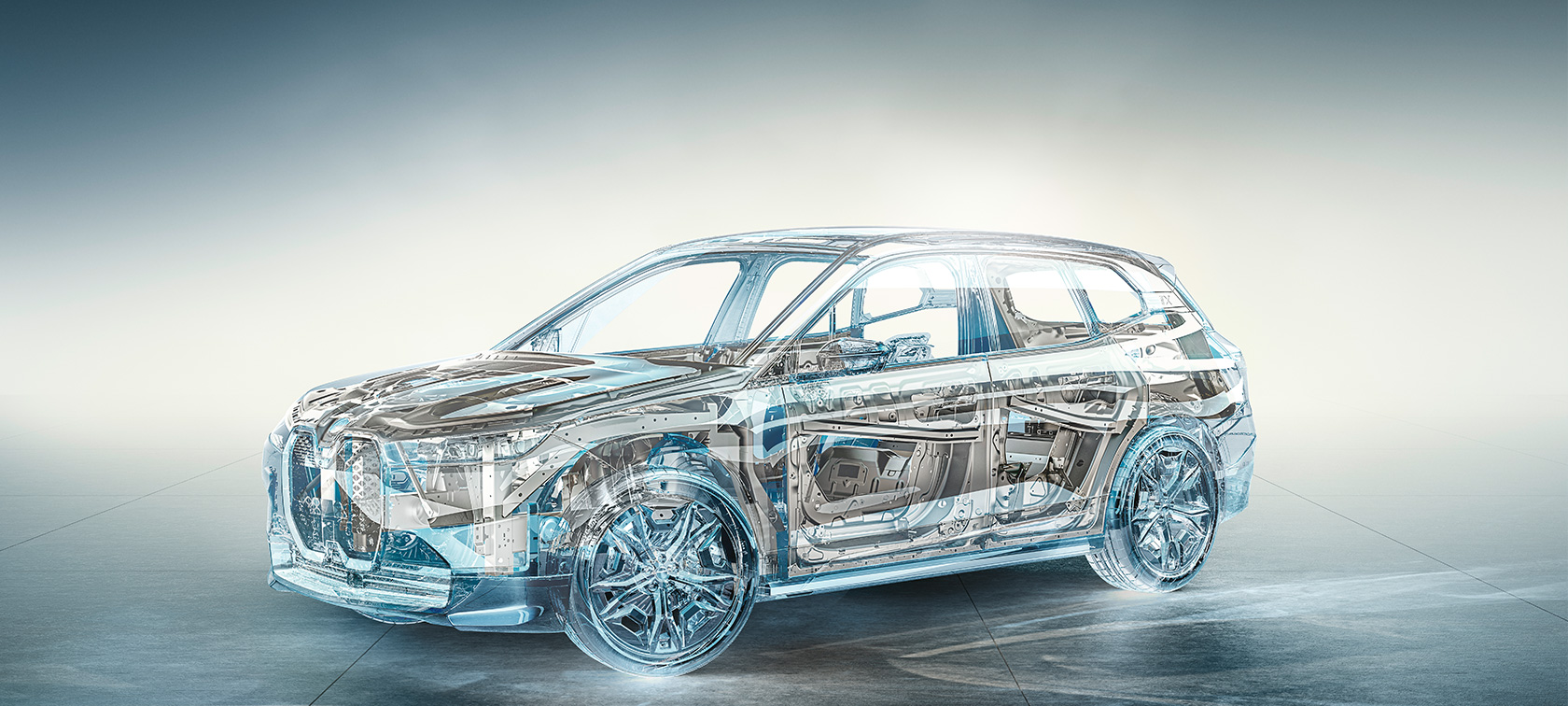 BMW iX M60 i20 2022 электрический SUV, электрический автомобиль в движении по прибрежной дороге BMW iX M60 i20 2022, электрический SUV, электрический автомобиль в цвете Oxid Grey metallic, вид сзади в движении по прибрежной дороге