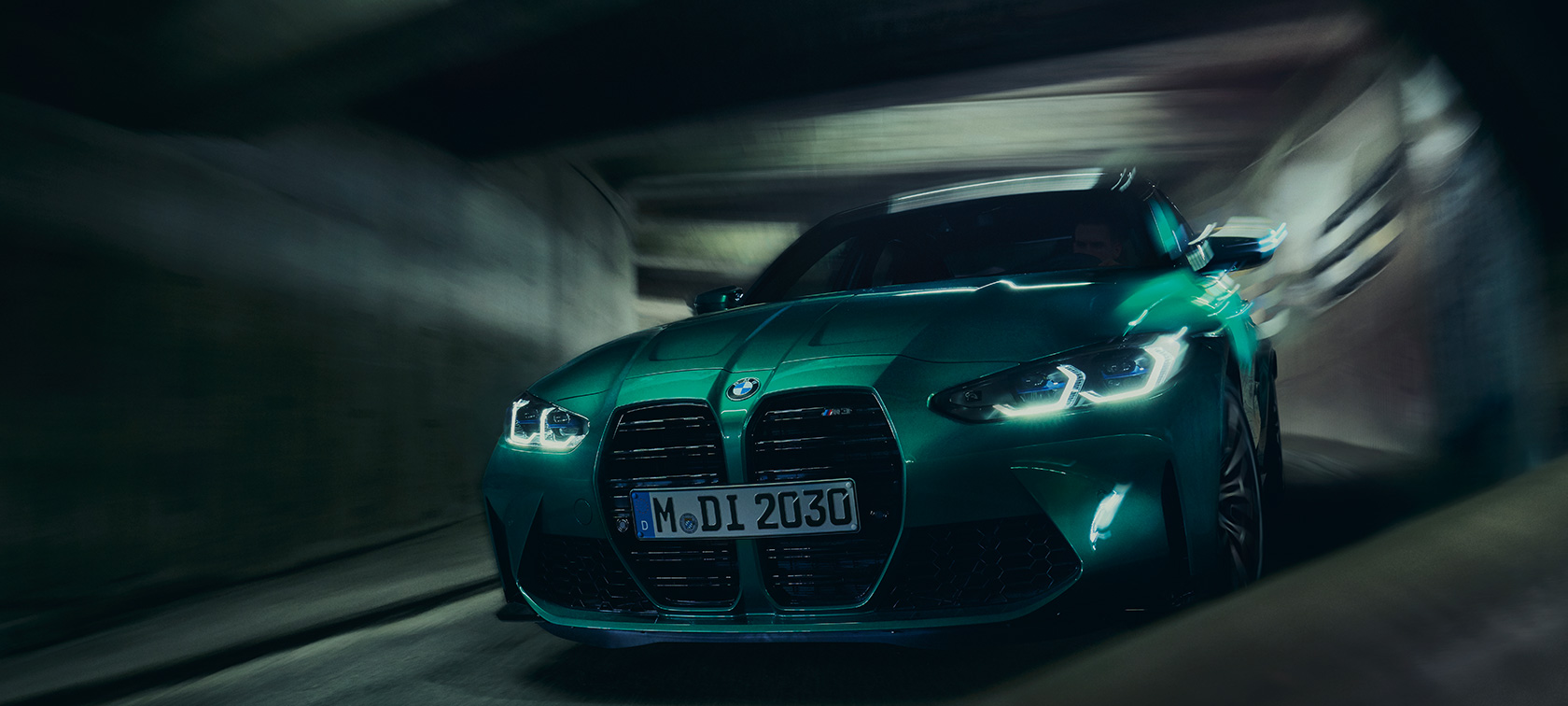 BMW M3 G80 2020 в цвете Isle of Man Green металлик, вид спереди в движении