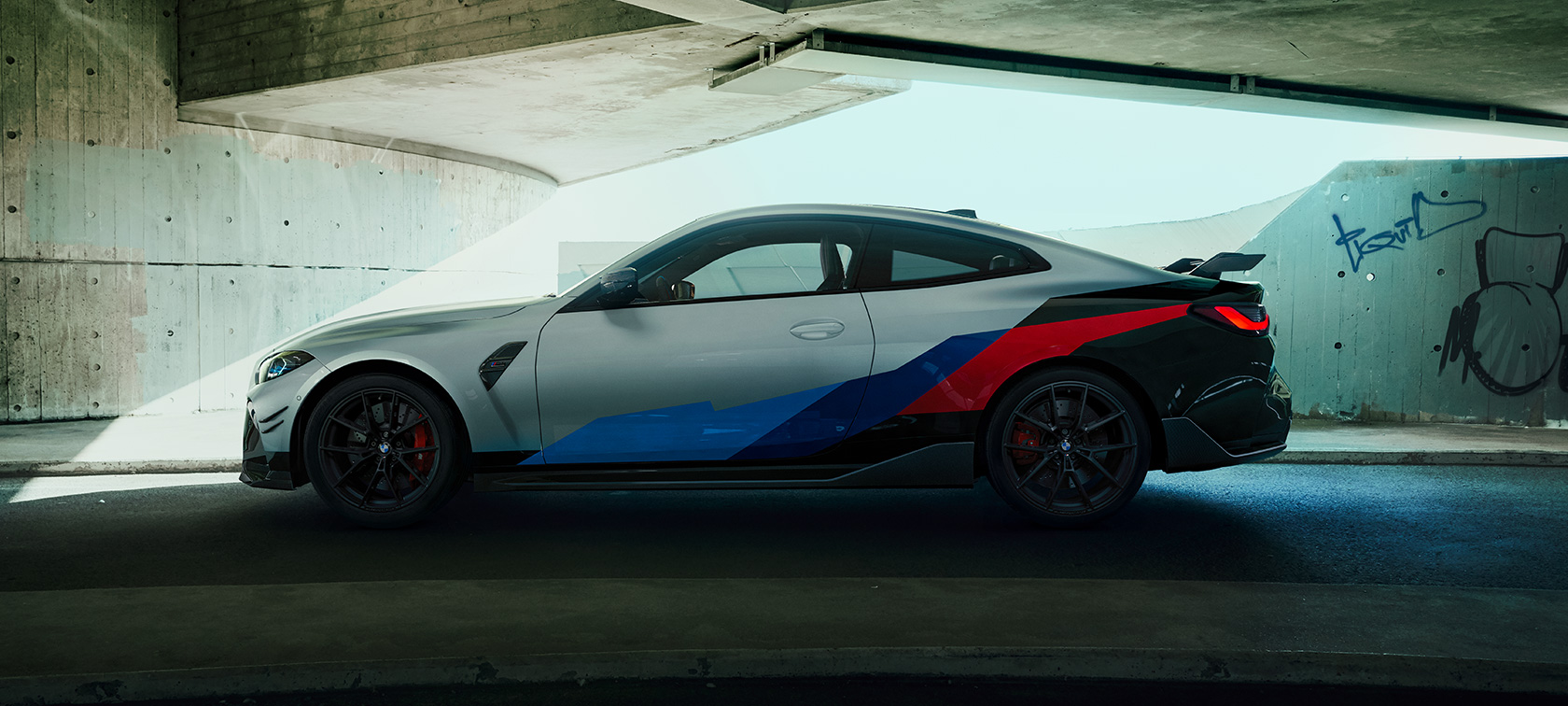 BMW M4 с аксессуарами BMW M Performance, BMW M4 Coupe G82 2020 BMW M4 Coupe G82 2020 с аксессуарами BMW M Performance, вид сбоку