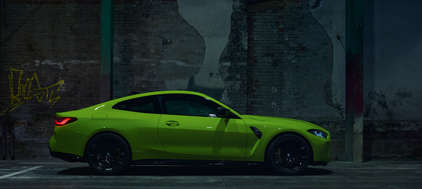 BMW M4 Competition Coupe G82 2020, вид сбоку в статике BMW M4 Competition Coupe G82 2020 "Желтый Сан-Пауло", вид сбоку в статике