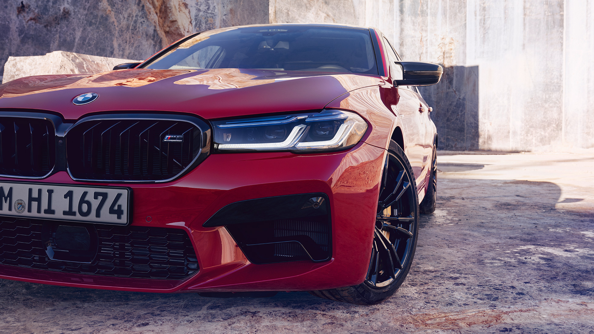Лазерные фары BMW M5 Competition F90 LCI Facelift 2020, крупный план Лазерные фары BMW M5 Competition F90 LCI Facelift 2020, BMW Individual "Красный Имола", крупный план