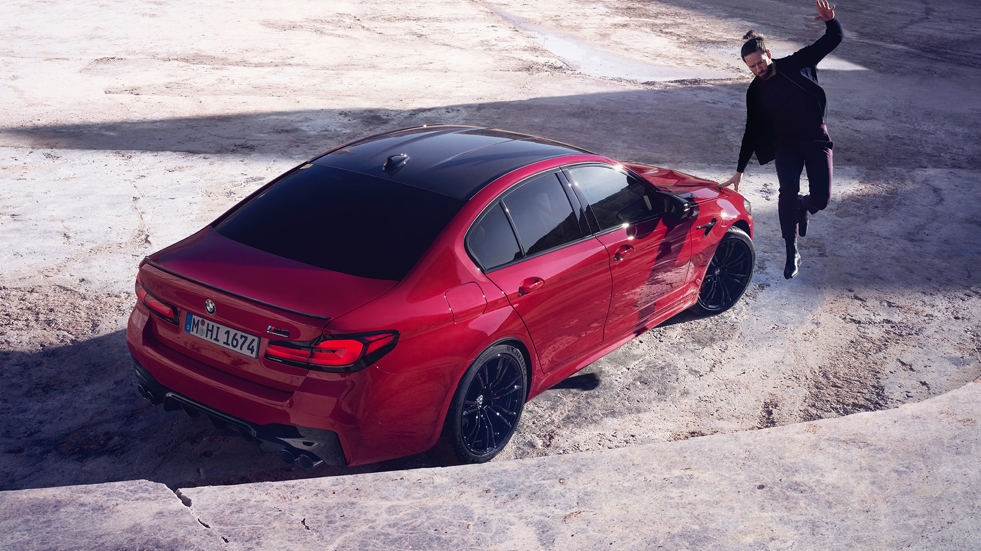 BMW M5 Competition F90 LCI Facelift 2020, вид сзади в три четверти сверху BMW M5 Competition F90 LCI Facelift 2020, BMW Individual "Красный Имола", вид сзади в три четверти сверху