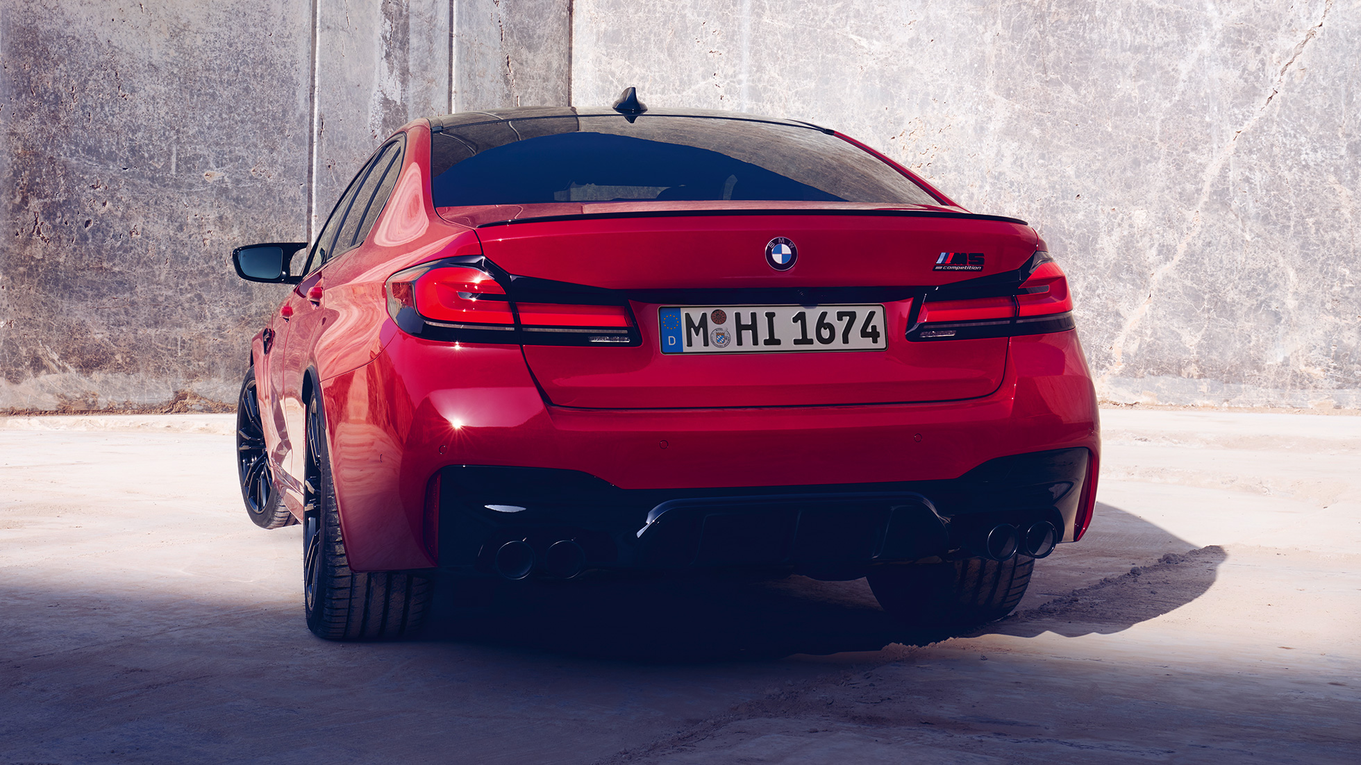 Задние фонари BMW M5 Competition F90 LCI Facelift 2020 Задние фонари BMW M5 Competition F90 LCI Facelift 2020, BMW Individual "Красный Имола", вид сзади