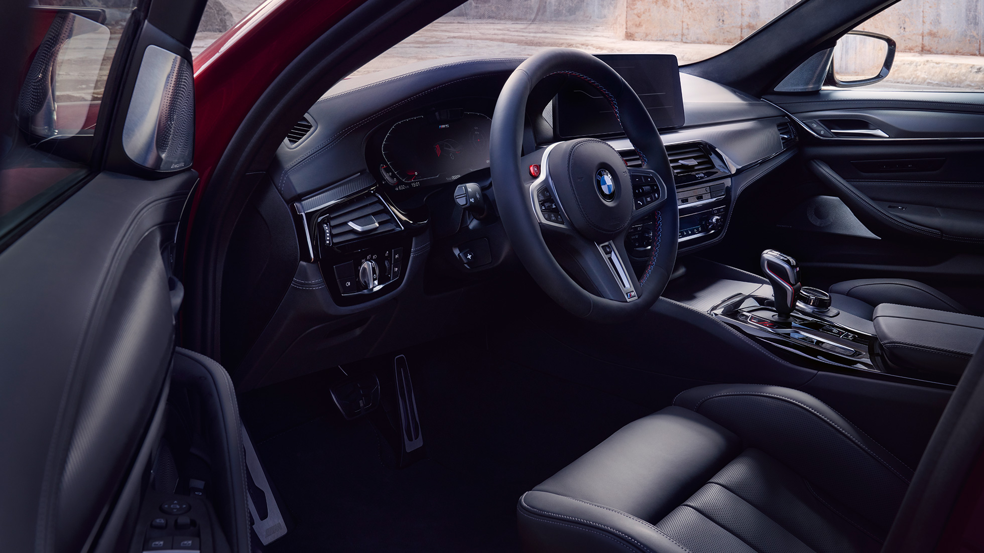 BMW M5 Competition F90 LCI Facelift 2020, кокпит BMW M5 Competition F90 LCI Facelift 2020, кокпит с открытой дверью