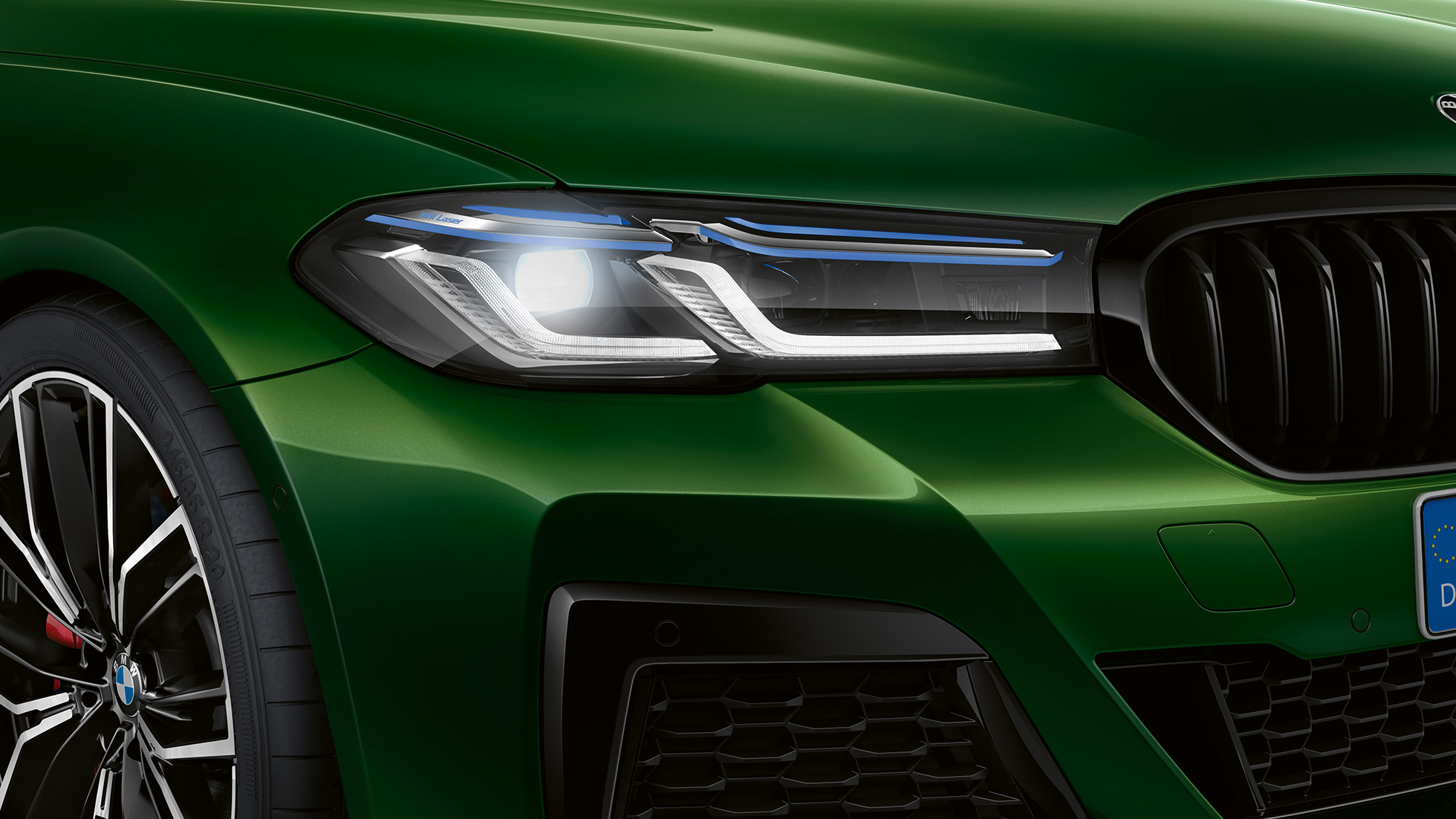 Фары и фонари BMW Individual Shadow Line BMW M550i xDrive G30 LCI Facelift 2020 Фары и фонари BMW Individual Shadow Line BMW M550i xDrive G30 LCI Facelift 2020, BMW Individual "Зеленый Эрмес металлик", вид спереди крупным планом