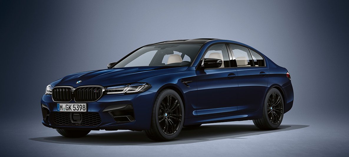 BMW Individual BMW M5 F90 LCI Facelift 2020, "Синий Танзанит металлик", вид спереди в три четверти BMW Individual BMW M5 F90 LCI Facelift 2020, "Синий Танзанит металлик", вид спереди в три четверти