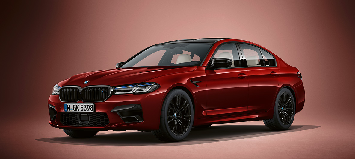 BMW Individual BMW M5 F90 LCI Facelift 2020, "Красный Авантюрин металлик", вид спереди в три четверти BMW Individual BMW M5 F90 LCI Facelift 2020, "Красный Авантюрин металлик", вид спереди в три четверти