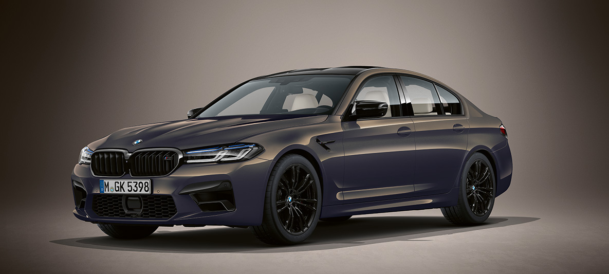 BMW Individual BMW M5 F90 LCI Facelift 2020, "Серый Алвит металлик", вид спереди в три четверти BMW Individual BMW M5 F90 LCI Facelift 2020, "Серый Алвит металлик", вид спереди в три четверти